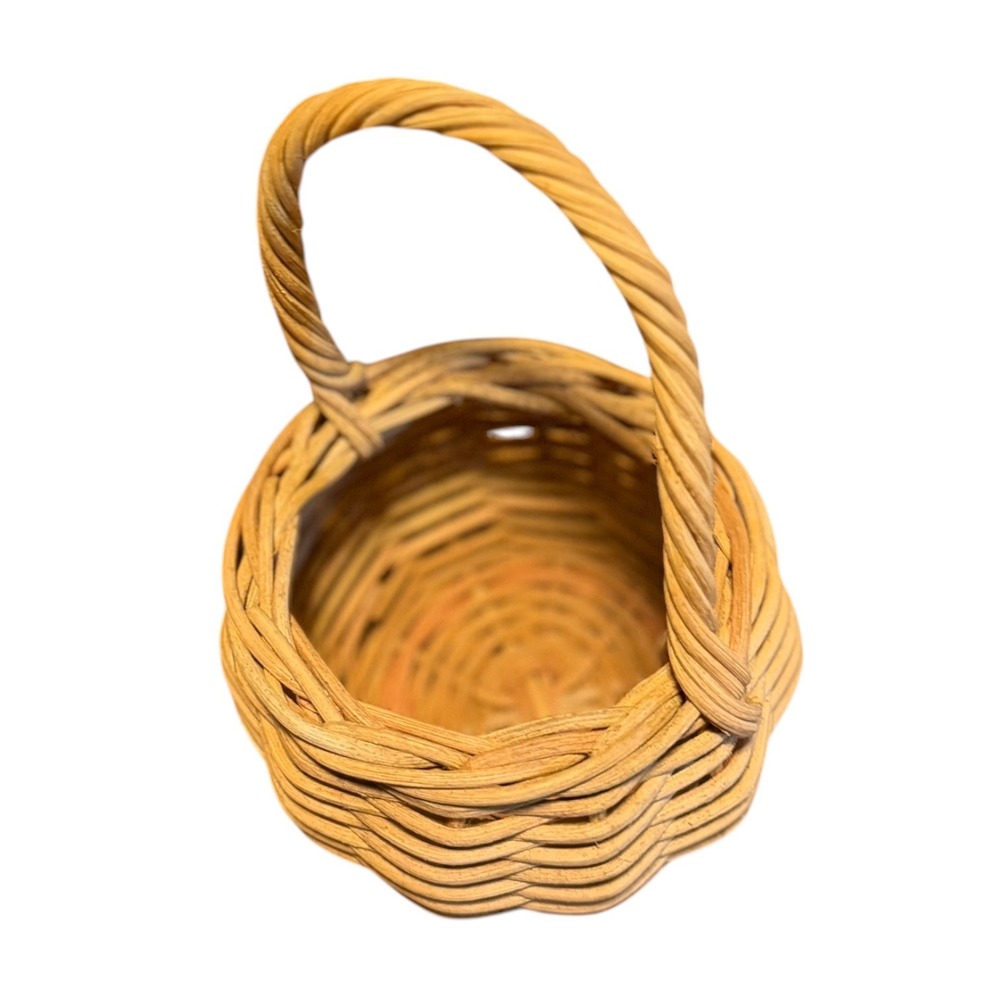 Vintage Small Round Wicker Basket with Twisted Handle Scalloped Base 6 Inch - Picture 7 of 9